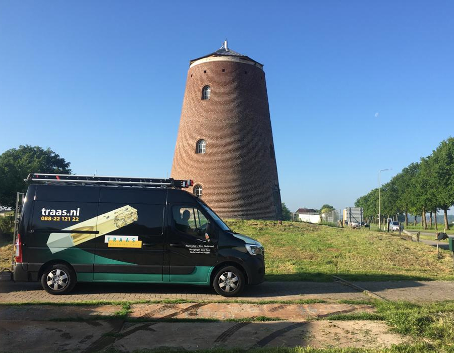 Traas Bus voor een toren