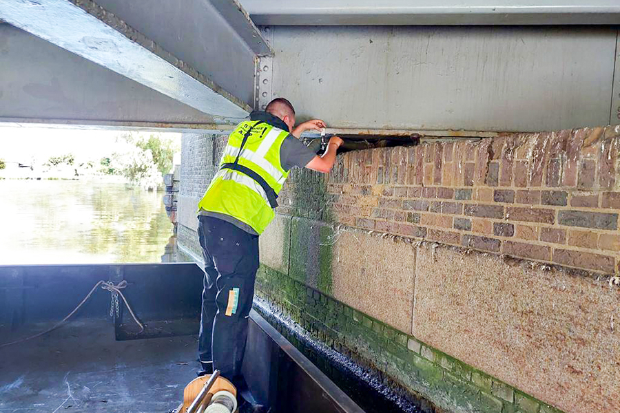 Vogelwering netten plaatsen onder een brug