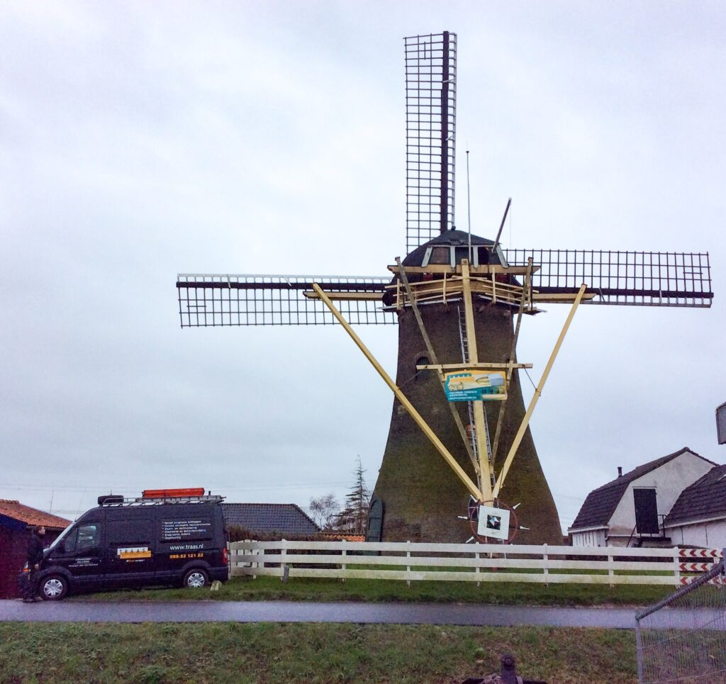 Molen met Traas busje ernaast