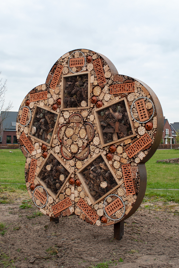 Kapelle insectenhotel zijaanzicht bloemvorm