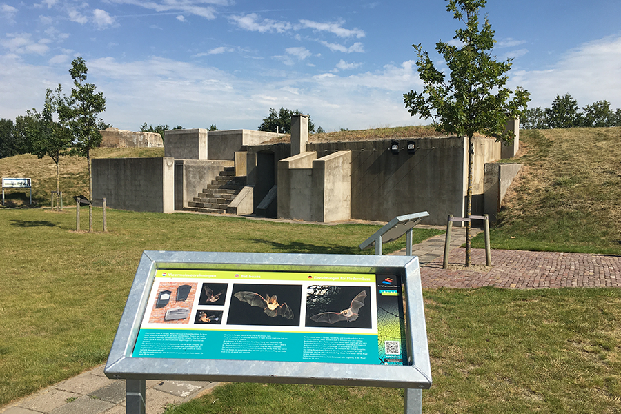 Vleermuiskasten hangend aan bunker bevrijdingsmuseum